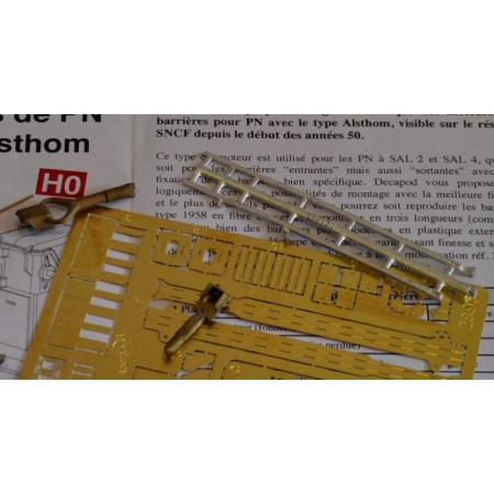 Halbe Bahnübergangsschranke auf Alsthom-Motor H0 Decapod 2896 - Maketis Halbe Bahnübergangsschranke auf Alsthom-Motor H0 Decapod 2896 - Maketis