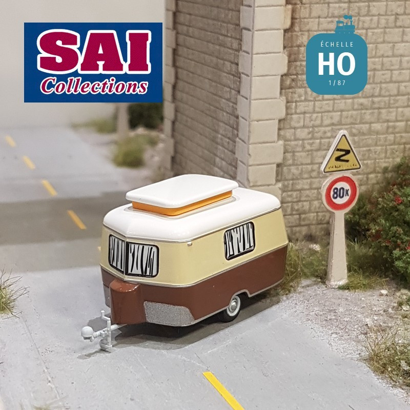 Caravane Eriba beige ivoire à l'arrêt avec autocollant F SAI 2694F