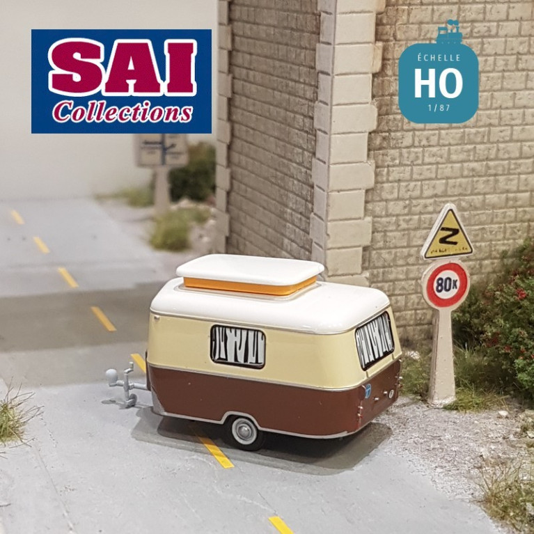 Caravane Eriba beige ivoire à l'arrêt avec autocollant F SAI 2694F