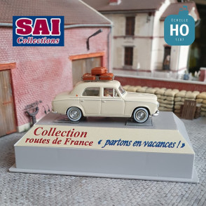 Peugeot 403 beige ivoire avec galerie de toit 3 valises un conducteur et un passager HO SAI 1820 - Maketis