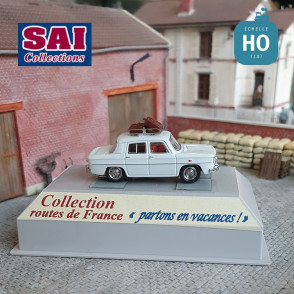 Renault 8 blanche avec galerie de toit et 2 valises HO SAI 1732 - Maketis