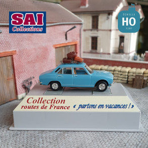Peugeot 504 bleu canard avec galerie de toit et 3 valises HO SAI 1824 - Maketis