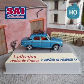 Peugeot 304 bleu métallisé avec galerie de toit et 2 valises HO SAI 1724 - Maketis