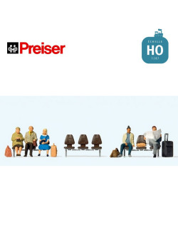 5 voyageurs et 3 rangs de sièges HO Preiser 10660 - Maketis