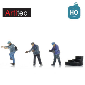 Cheminots SNCF chargeant des briquettes en kit HO Artitec 7875032 - Maketis