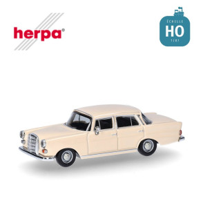 Voiture Mercedes-Benz 200 avec aileron arrière crème HO Herpa 420457-003