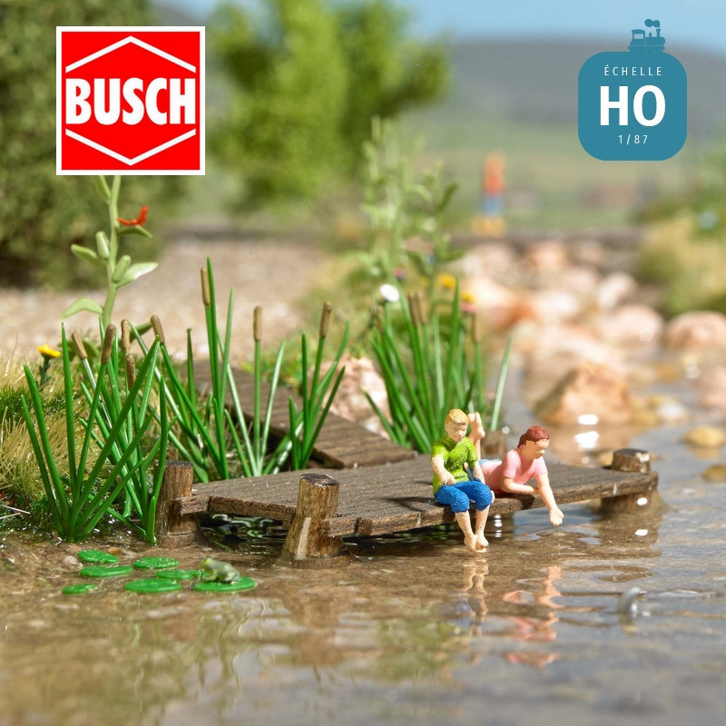 Enfants nourrissant les poissons au bord de l'étang HO Busch 79818 - Maketis