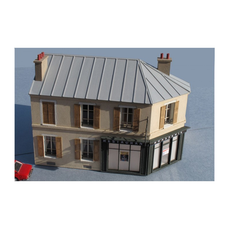Maison de ville angle rue 1 étage Faible profondeur volets bois Ouverture boutique HO