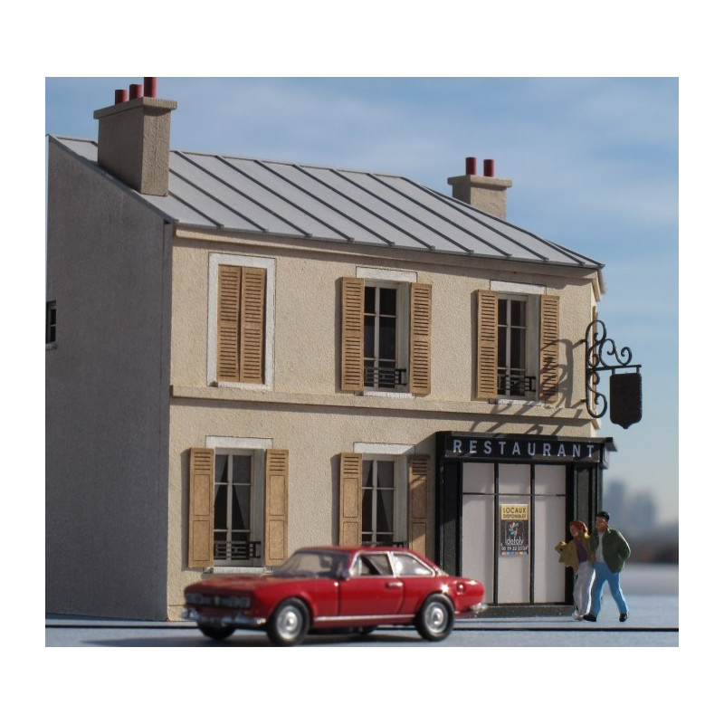 Maison de ville angle rue 1 étage Faible profondeur volets bois Ouverture boutique HO