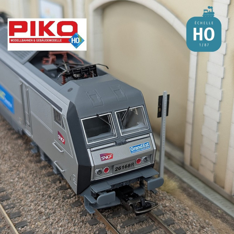 Locomotive électrique BB 26000 Fluo Grand Est SNCF Ep VI Analogique HO Piko 96151 - Maketis Locomotive électrique BB 26000 Fluo Grand Est SNCF Ep VI Analogique HO Piko 96151 - Maketis