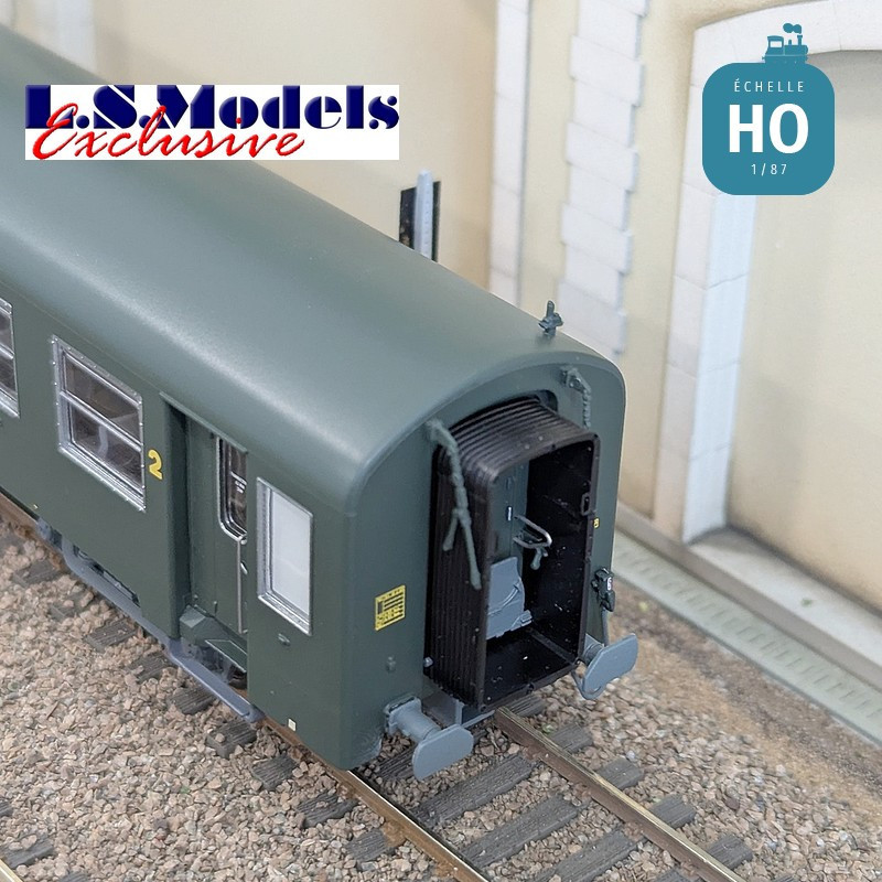 Coffret 2 voitures voyageur USI B10t U60 courtes vertes Logo encadré jaune SNCF Ep IVa HO LS Models MW40022 - Maketis