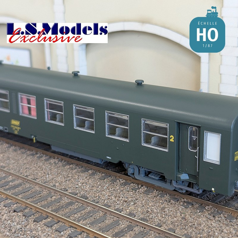 Coffret 2 voitures voyageur USI B10t U60 courtes vertes Logo encadré jaune SNCF Ep IVa HO LS Models MW40022 - Maketis